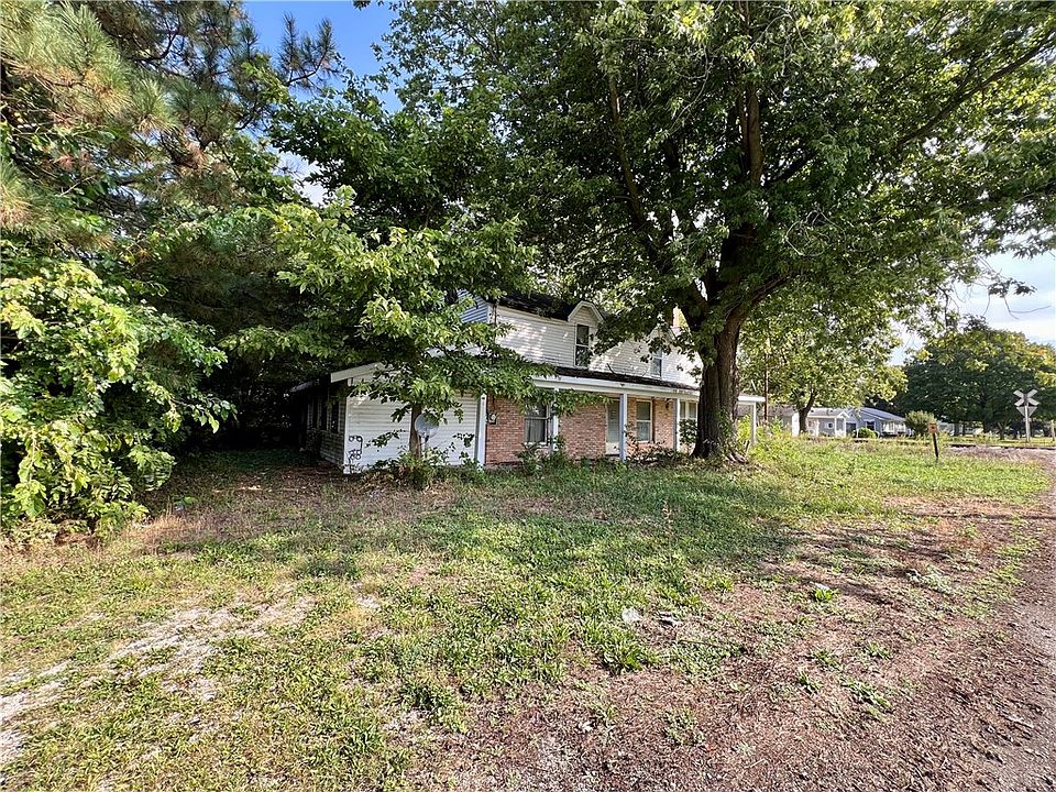 2nd image of 215 W Main St