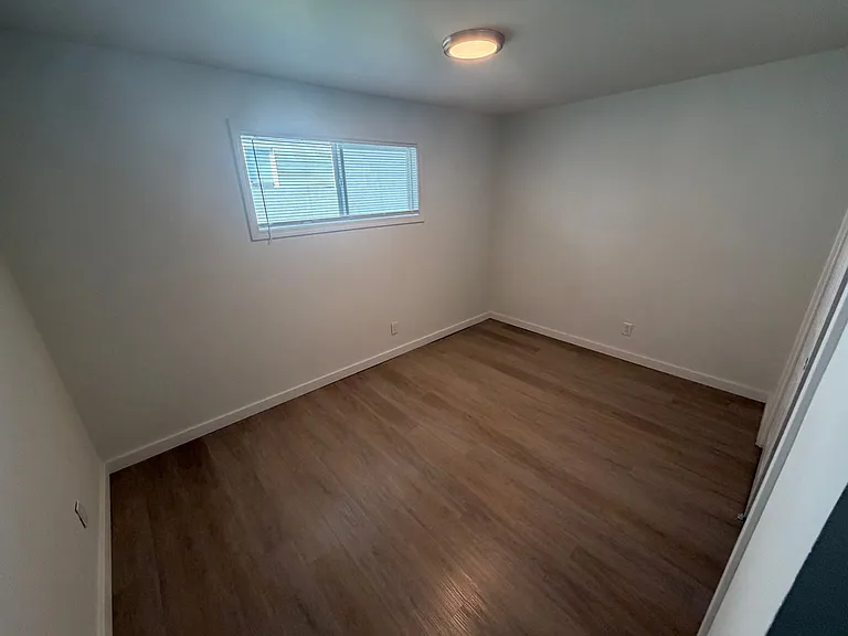 725 E Indiana Ave — Photo 6