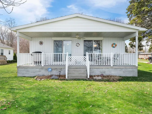 4064 Beacon Hill Dr, Port Hope, MI 48468