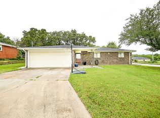 504 Lovers Ln, Bowie, TX 76230