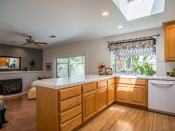 5th image of 981 Normington Way
