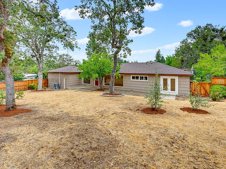 2100 Woodlawn Dr — Photo 11