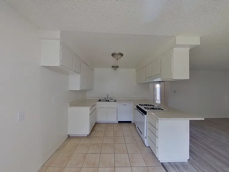 521 N. Tustin Ave — Photo 23