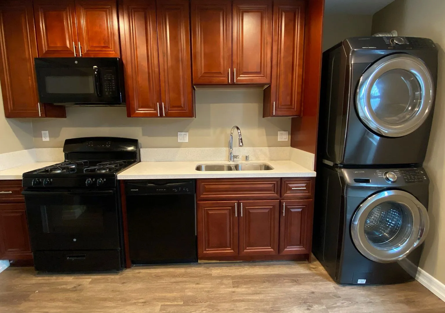 Spacious Modern 2 Bedroom with In Unit Laundry Close to SDSU — Photo 3