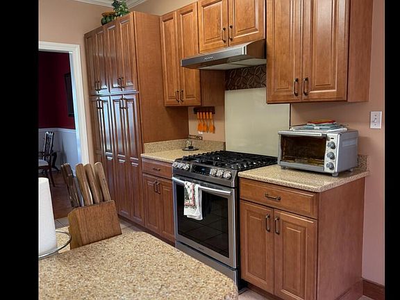 2nd image of 905 Jane Ln