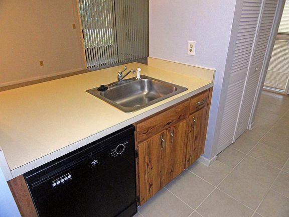 5th image of 15 Castania Ct