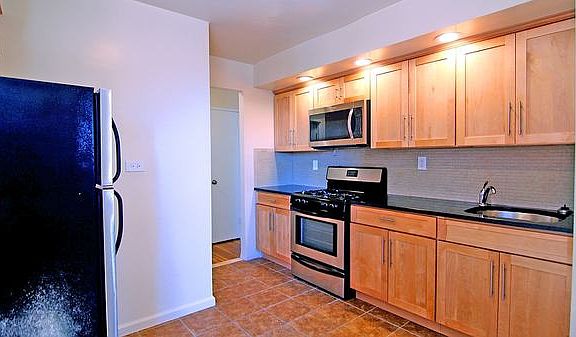 3rd image of 277 E 207th St APT 5C