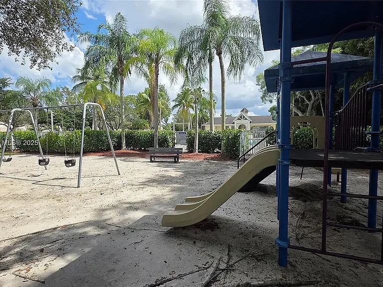 8066 Sanibel Dr — Photo 14