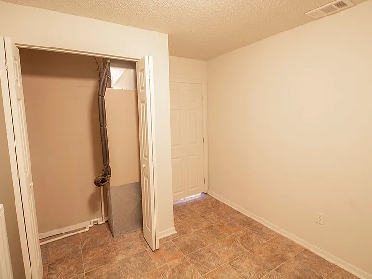 210 Wheaton Ct — Photo 32