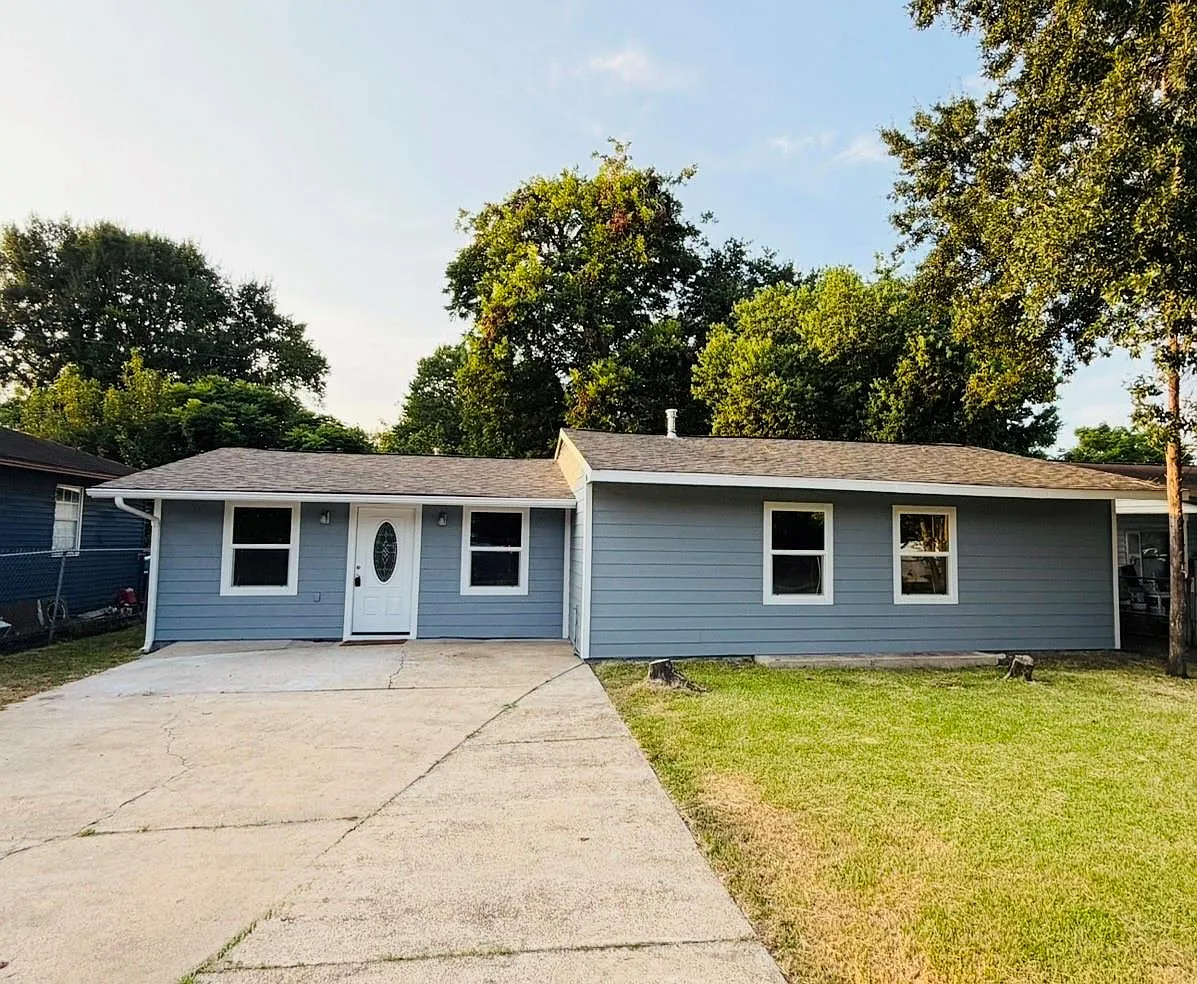 3 bed, 1.5 bath, 1484 sqft, $1,600 — Photo 1