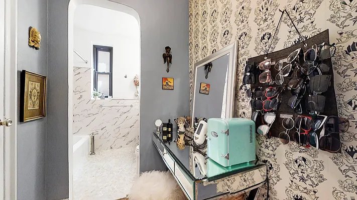 Sold by Bizzarro Agency | media 9