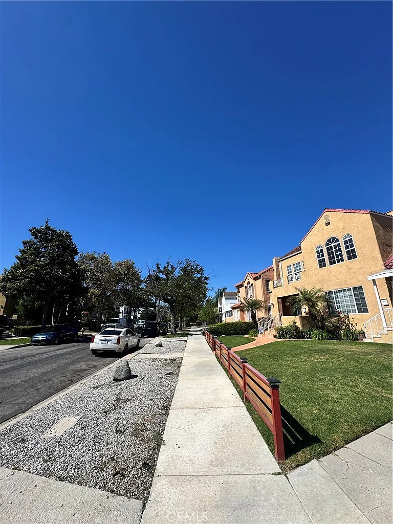 1046 S Citrus Ave — Photo 2