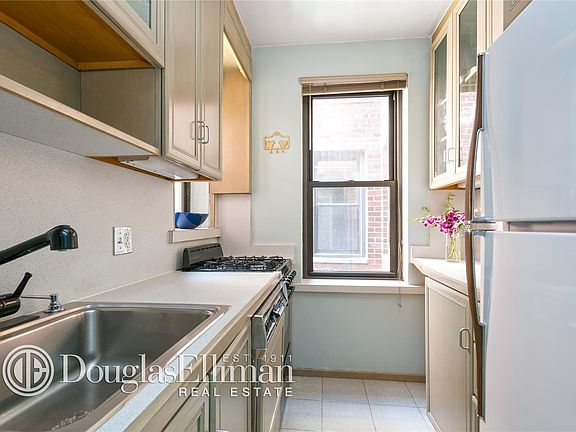 4th image of 349 E 49th St APT 5F