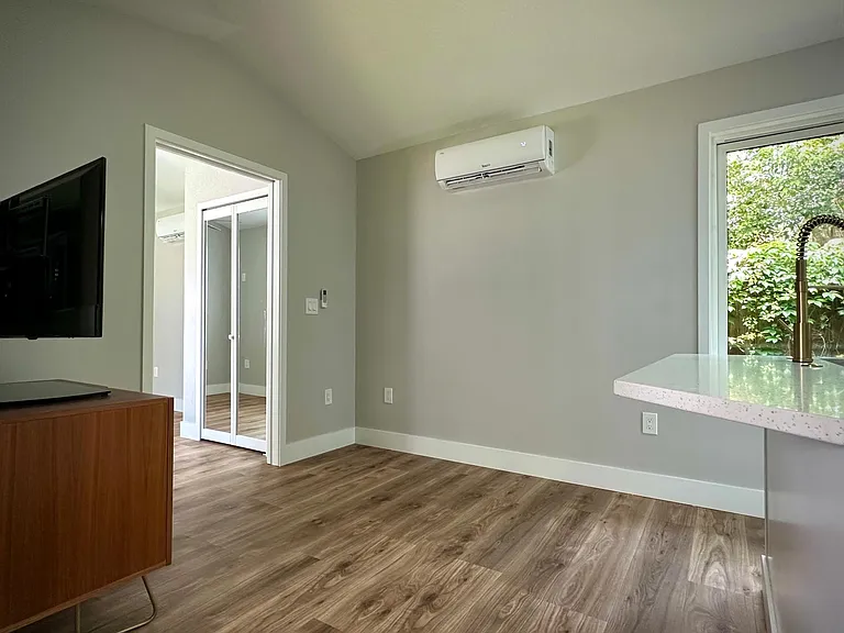 910 La Salle Ave #A — Photo 11