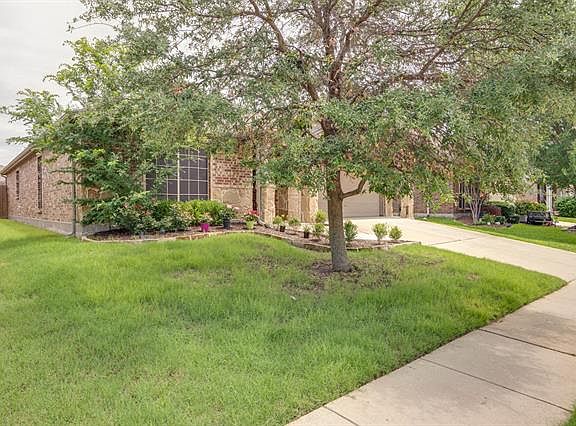 2nd image of 921 Lake Forest Trl