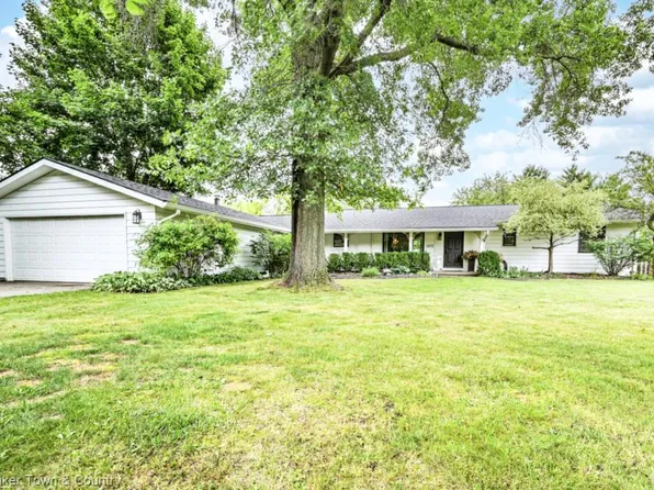 1072 Willow Ln, Howell, MI 48843