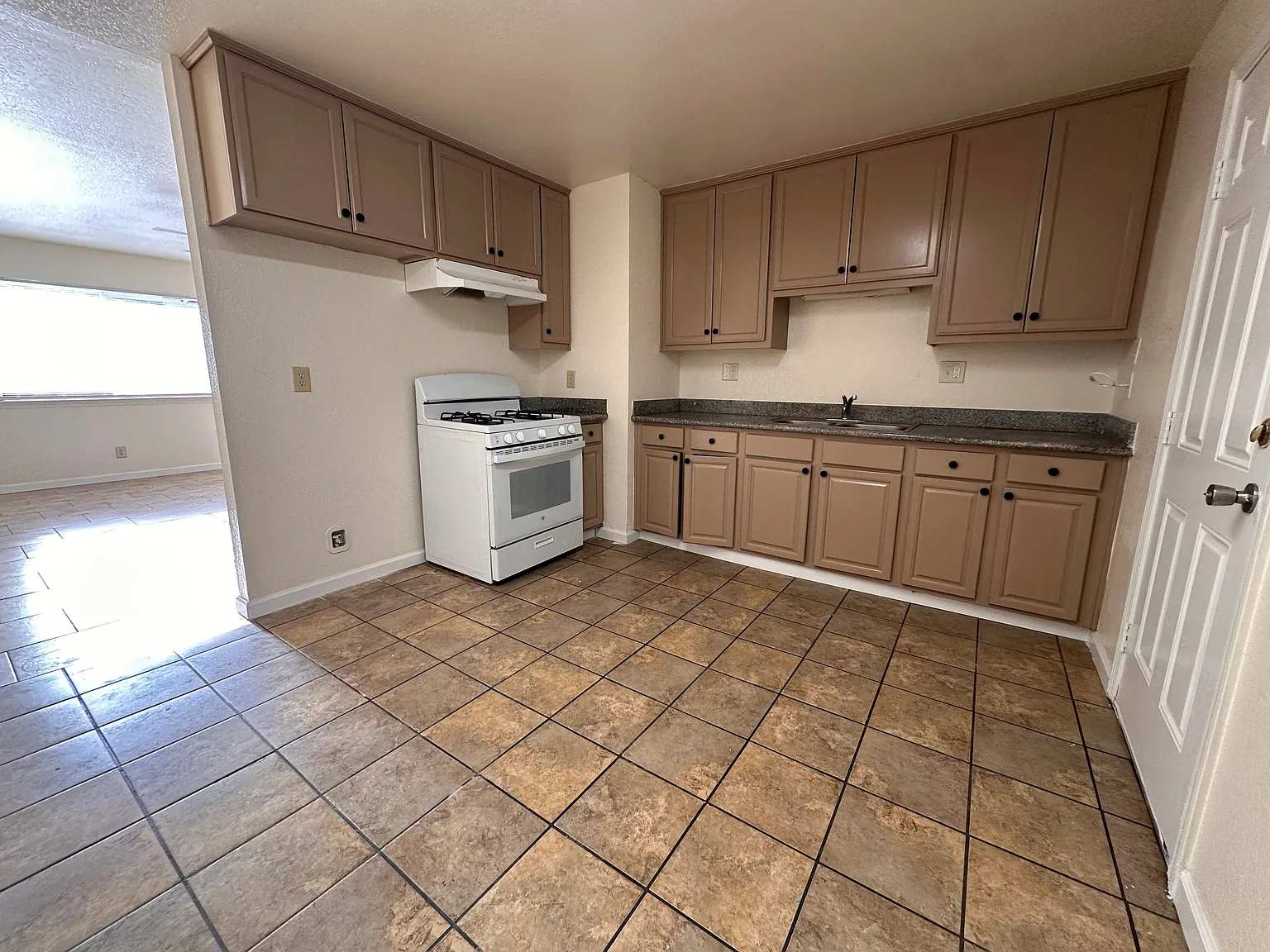 2 bed, 1.0 bath, $1,550 — Photo 4