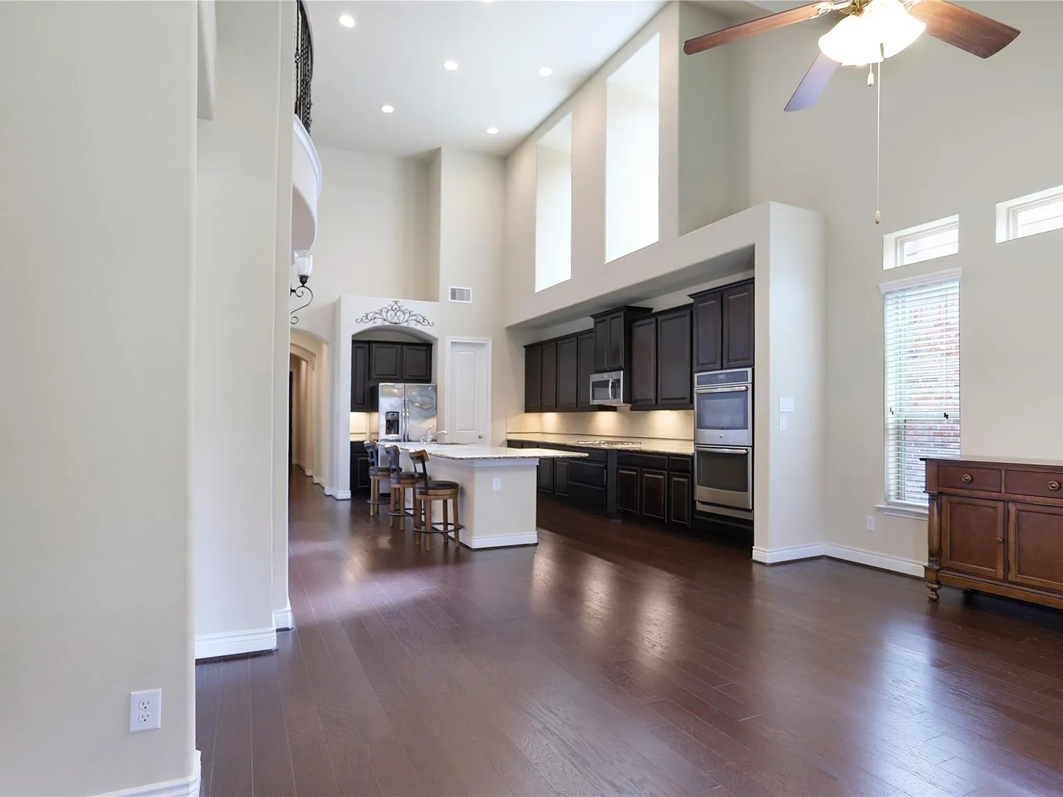 3 bed, 3.0 bath, 2548 sqft, $2,700 — Photo 4