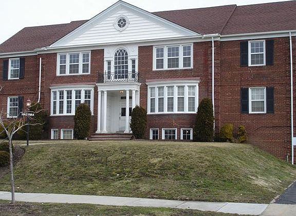 5th image of 15605 Van Aken Blvd APT 2