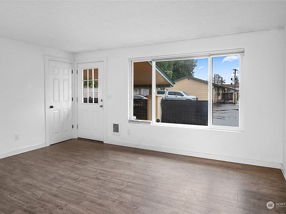 3rd image of 1121 W Stewart Avenue #C-3