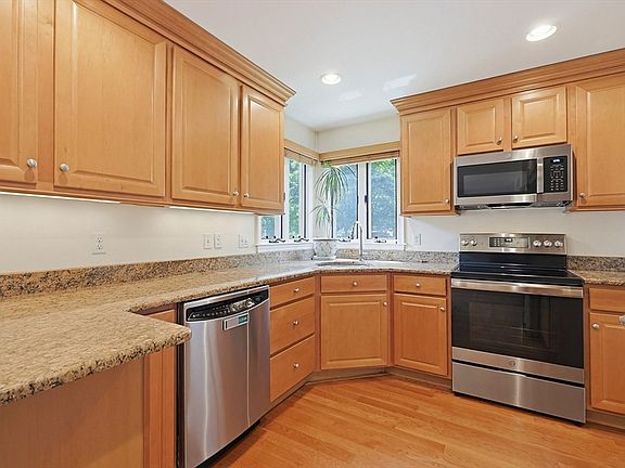 4th image of 6 Oakwood Ct