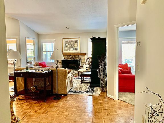 4th image of 60 Enolah Ct