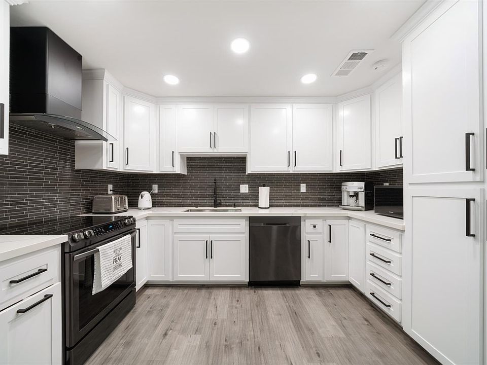 1st image of 7330 Villa Del Sol Ln