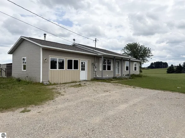 2082 Dusty Trl, Kingsley, MI 49649