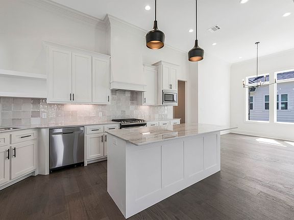 3rd image of 404 Dunvegan Ct