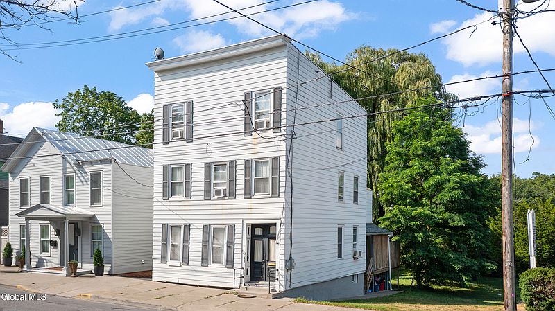 4th image of 823 Warren Street