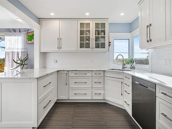 5th image of 730 Burnside Rd W