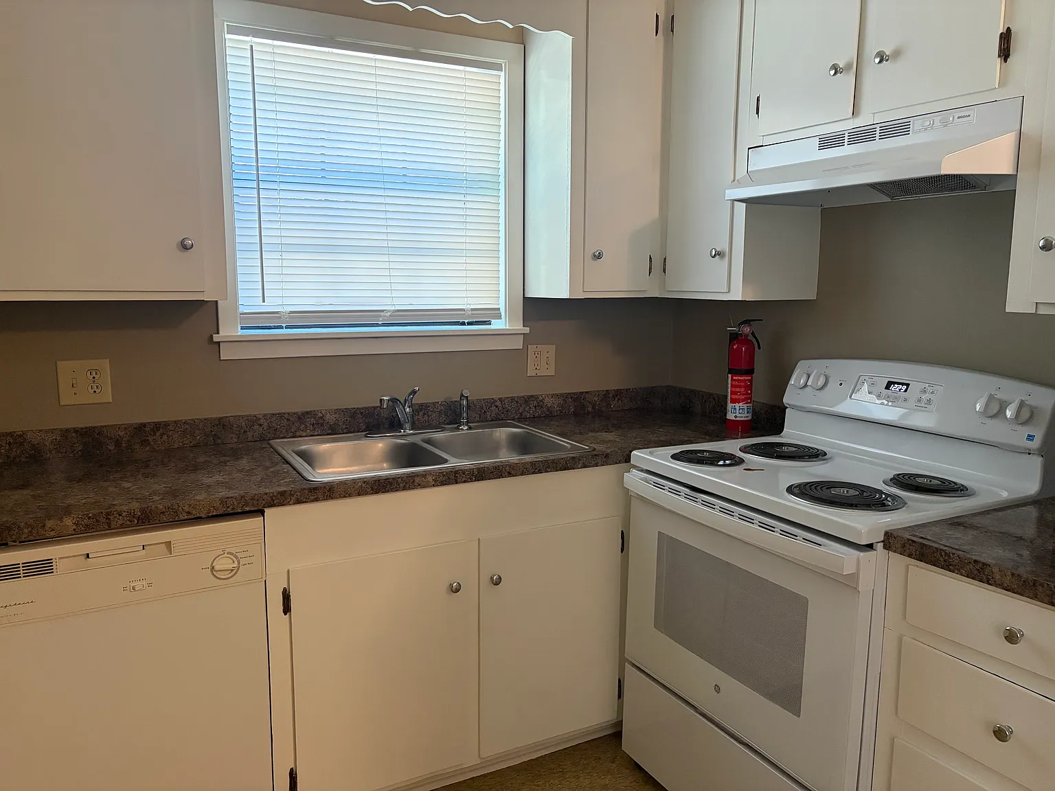 2 bed, 1.5 bath, 997 sqft, $1,050 — Photo 3