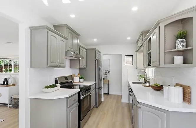 1091 W Latimer Ave — Photo 6