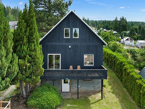 Freshly painted exterior on this great Brookside home!