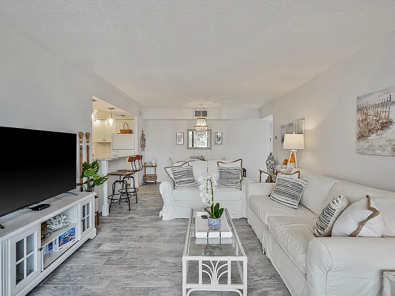 225 Beach Rd #205 — Photo 7