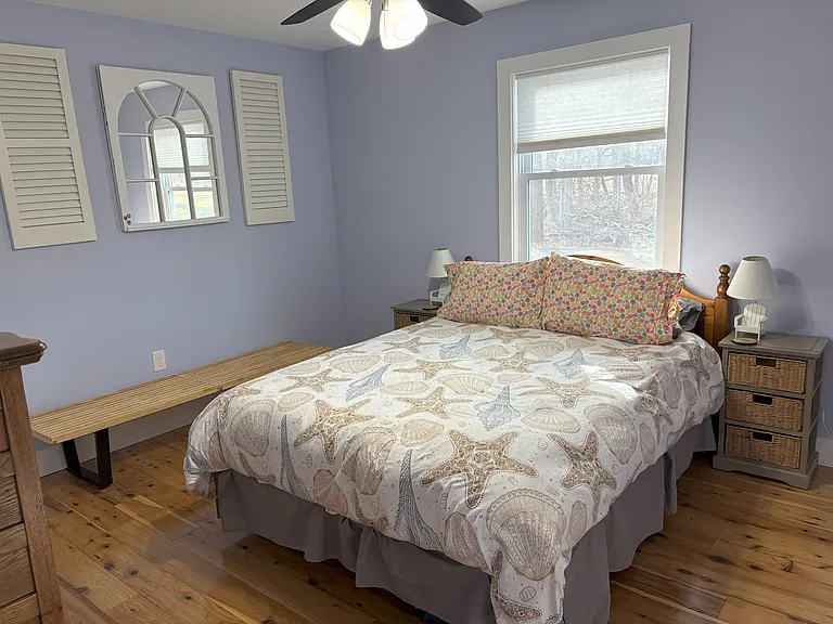 Queen bedroom: TV, closet and bench