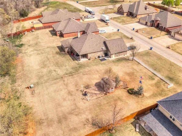 1410 Savannah Cir, Noble, OK 73068