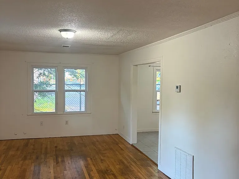 723 Hall St — Photo 17