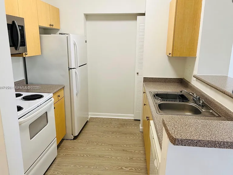 1900 Van Buren St #111B — Photo 18