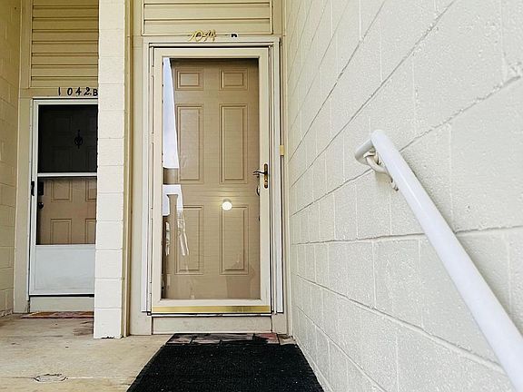 2nd image of 1044 Warwick Ct #9