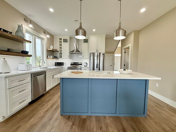 5th image of 32 Blue Heron Cres