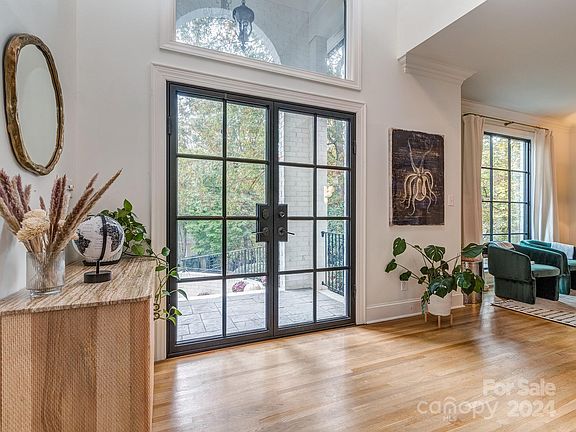 3rd image of 5527 Camelot Dr