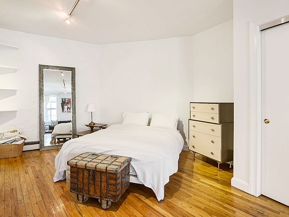 4th image of 305 W Bay #4B