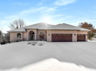 925 Deerwood Ct, Oneida, WI 54155