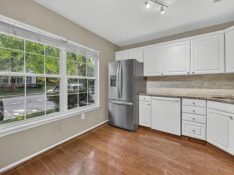 2140 Jordan Ct — Photo 3