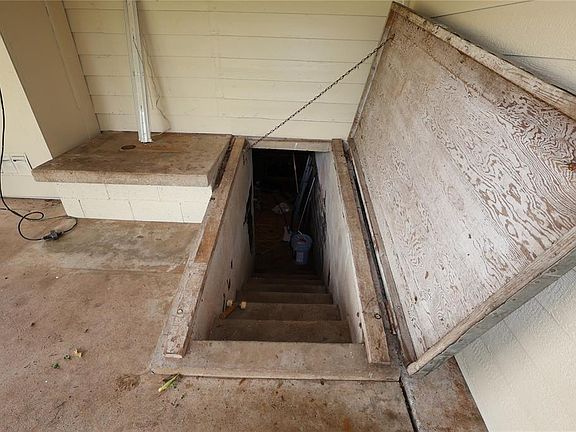5th image of 303 E Garvin Ave