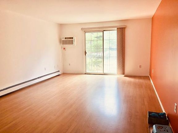 3rd image of 2 Autumn Leaf Dr APT 11