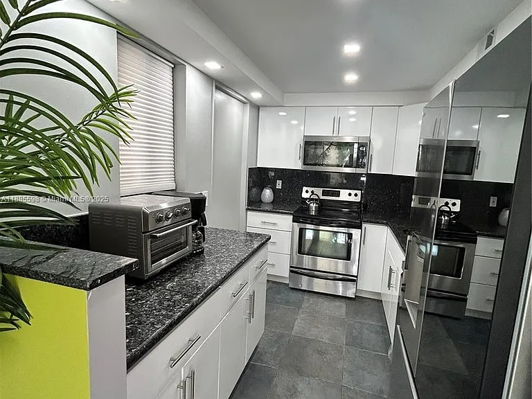 301 Golden Isles Dr — Photo 4