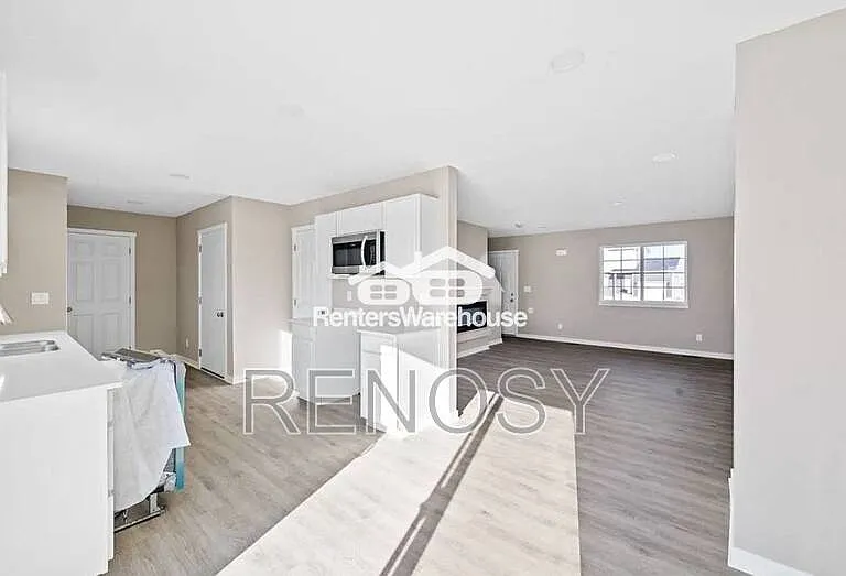 102 E Sycamore St — Photo 8
