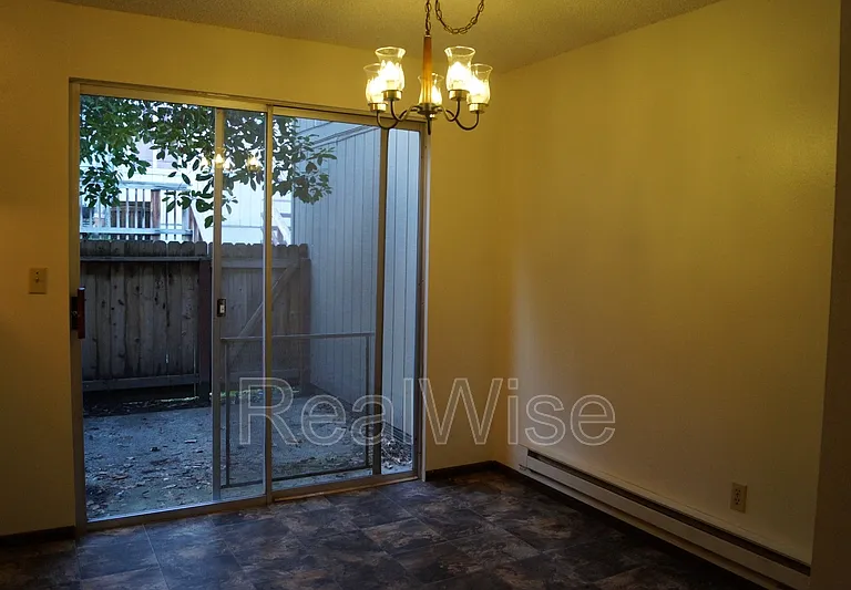 1007 NW C St #B — Photo 5